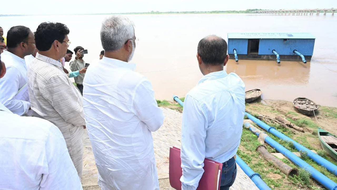 मंत्री स्वतंत्र देव की 'सख्त' हिदायत: कहा- नहीं चलेगी 'ढील', बाढ़ से पहले प्रशासन रहे चौकन्ना