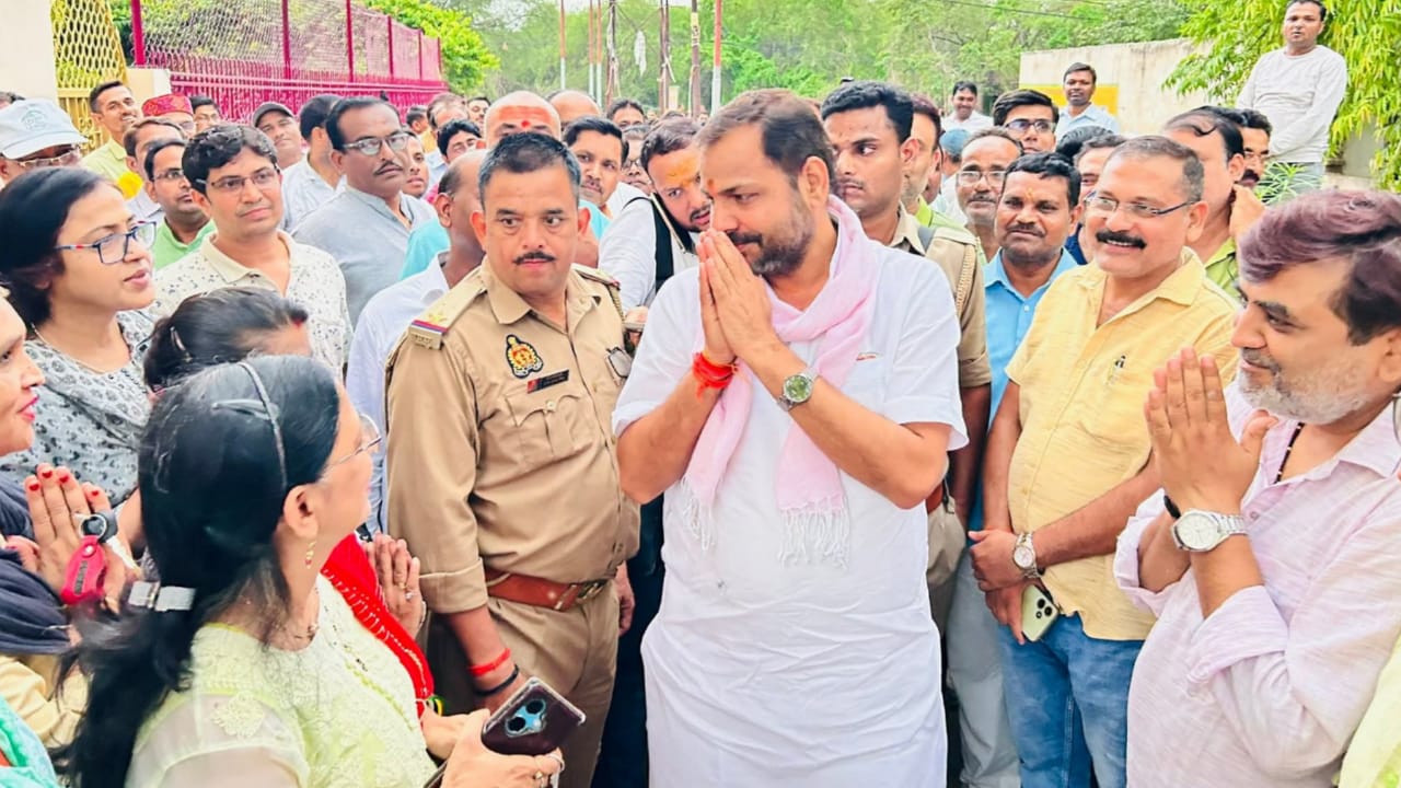 शेरे बुंदेलखंड प्रकाश की 'दहाड़' से काँपते हैं 'विरोधी और भ्रष्ट तंत्र': बने 'जनसेवा' के प्रतीक