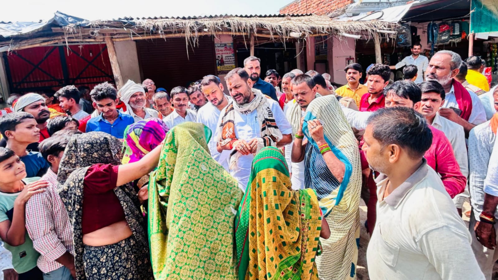 विधायक प्रकाश ग्रामीणों के बने सहारा: ज़मीनी निगरानी में दिखी गंभीरता, ग्रामीणों के 'दर्द' को बांटा