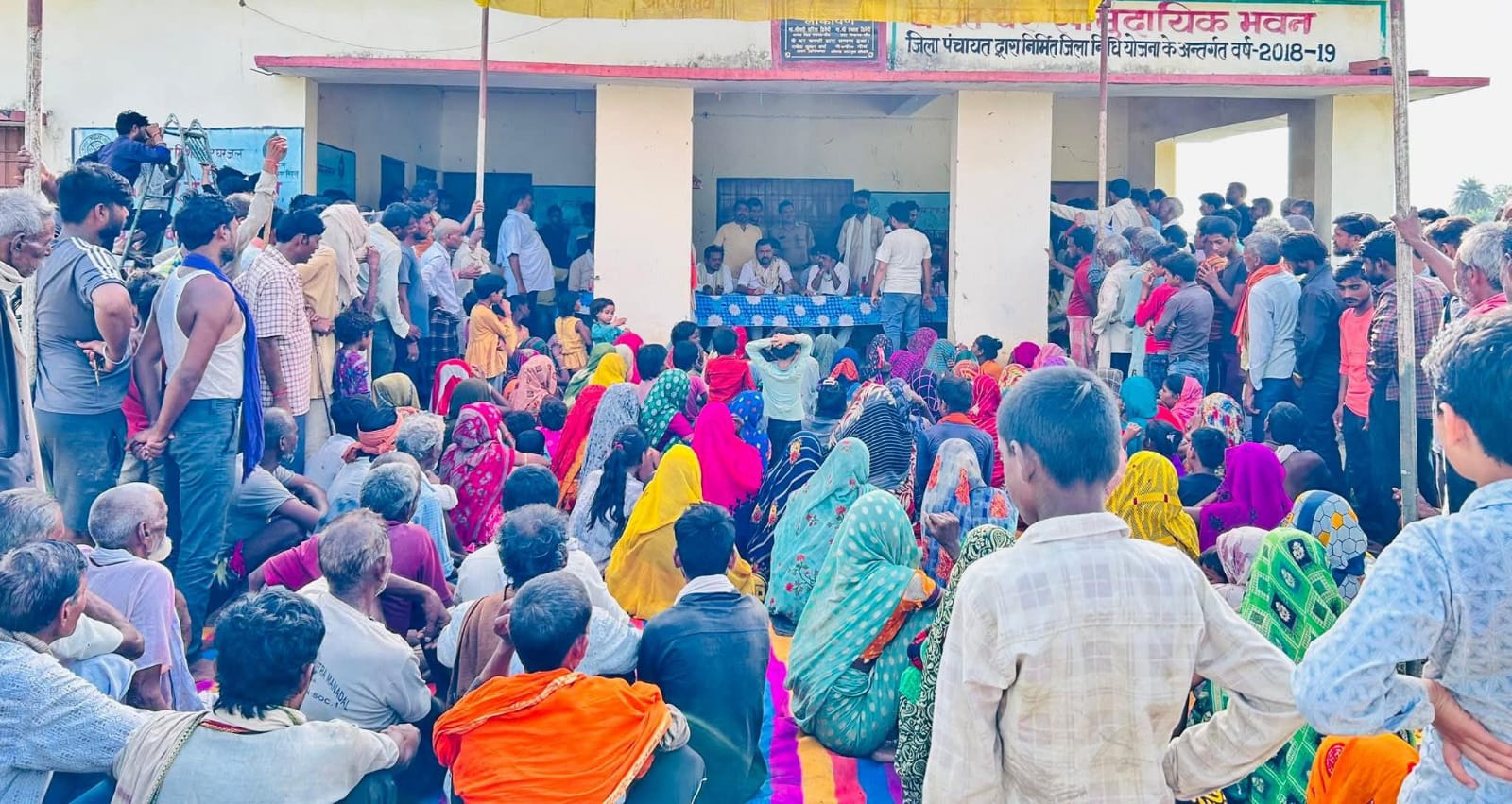 विधायक प्रकाश ग्रामीणों के बने सहारा: ज़मीनी निगरानी में दिखी गंभीरता, ग्रामीणों के 'दर्द' को बांटा