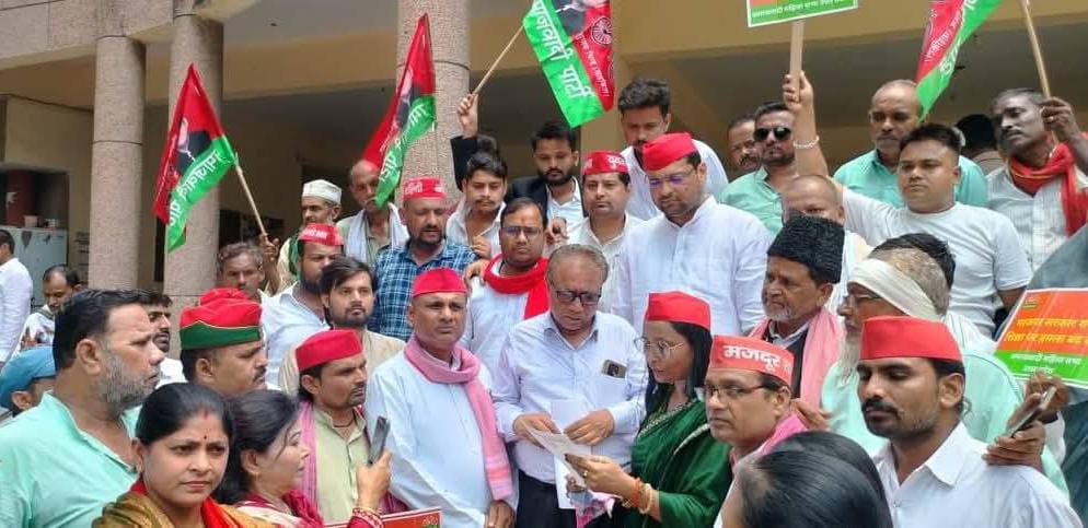 मनरेगा की बदहाली पर सपा का हल्ला बोल: 300 दिन काम और 600 मजदूरी की उठी मांग