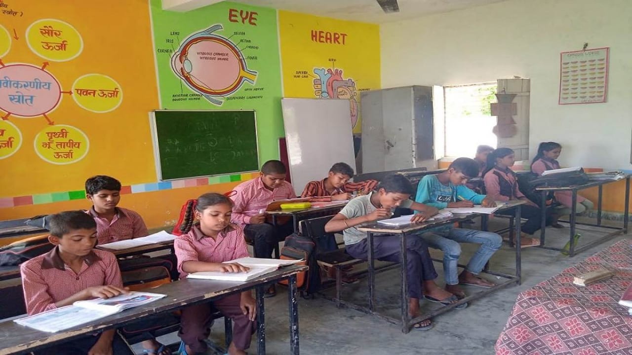 स्कूल विलय बना शिक्षा का विनाश: अविवेक पूर्ण निर्णय से घटी बच्चों की उपस्थिति