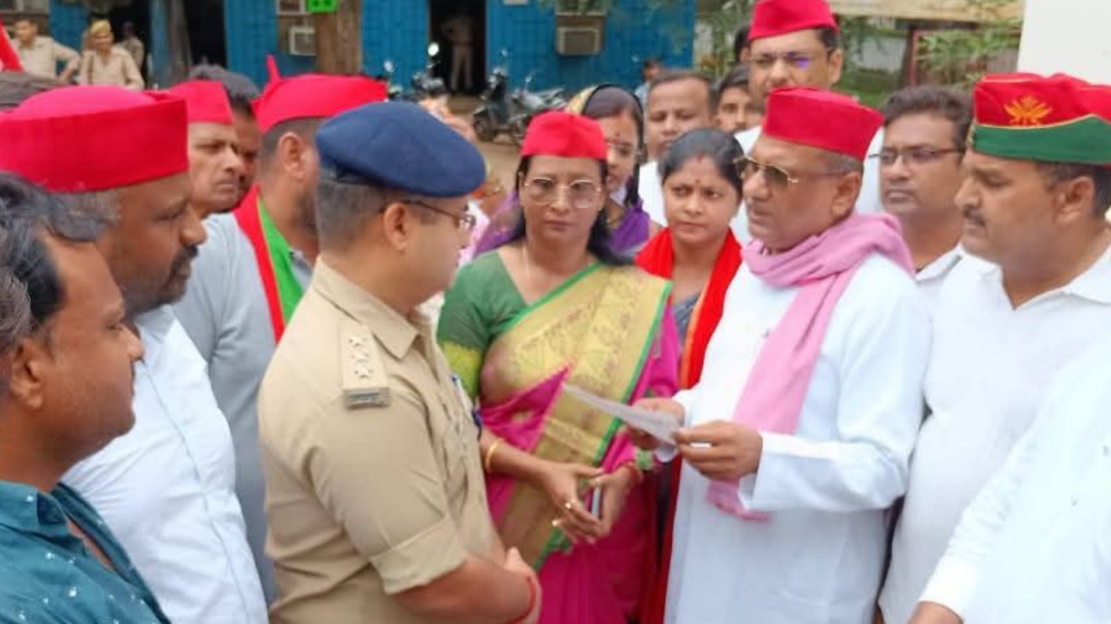डिंपल यादव पर अभद्र टिप्पणी के खिलाफ सपा हल्ला बोल: मौलाना की गिरफ्तारी की मांग