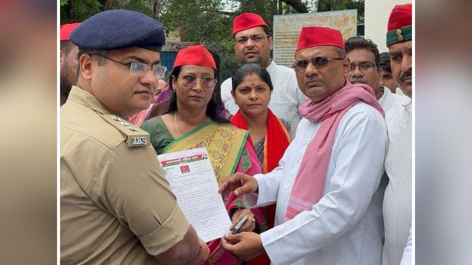 डिंपल यादव पर अभद्र टिप्पणी के खिलाफ सपा हल्ला बोल: मौलाना की गिरफ्तारी की मांग