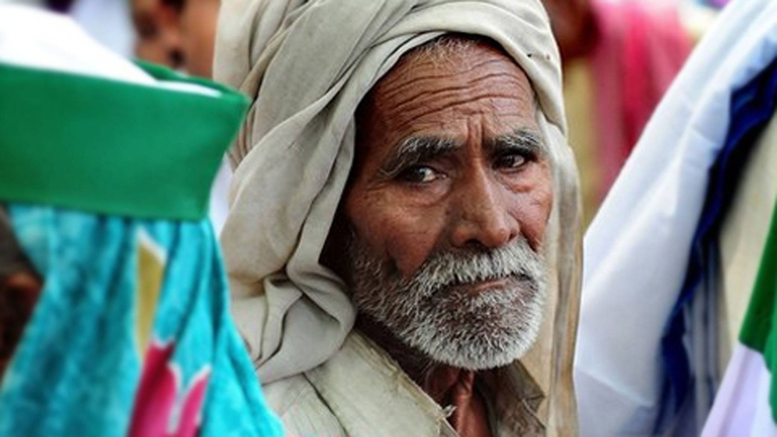 फसल बीमा बना दुश्मन: कंपनियों ने चूसा 17 करोड़, लौटाए सिर्फ 7 करोड़ !