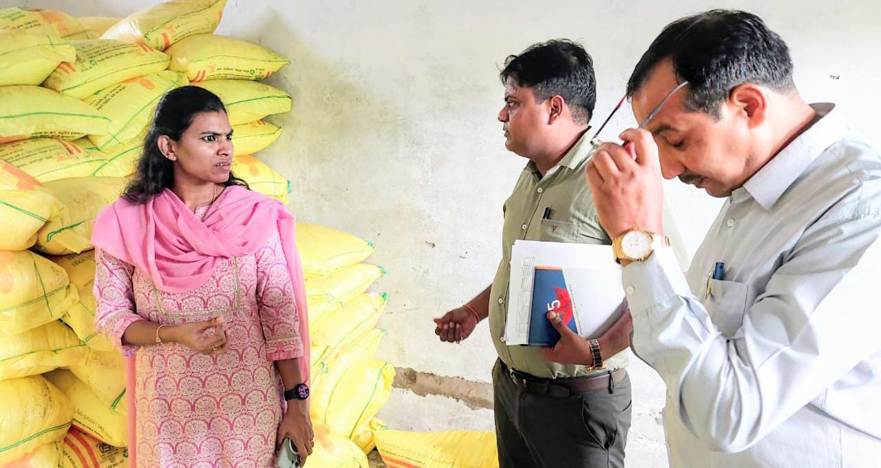 डीएम का खाद गोदामों पर छापा: सीलन, फर्जी लाइसेंस और स्टॉक शून्य पर फूटा गुस्सा