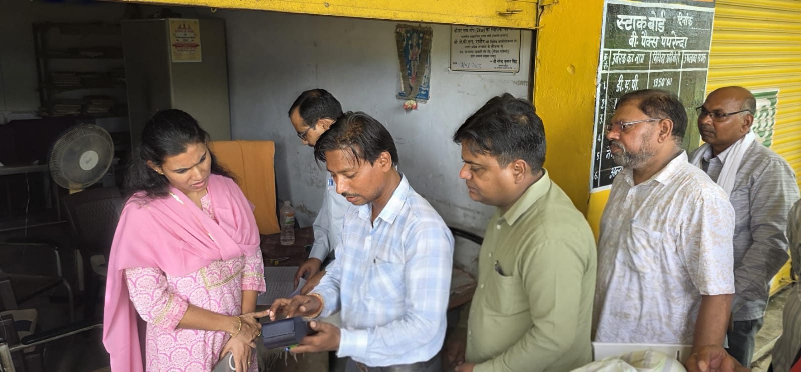 डीएम का खाद गोदामों पर छापा: सीलन, फर्जी लाइसेंस और स्टॉक शून्य पर फूटा गुस्सा