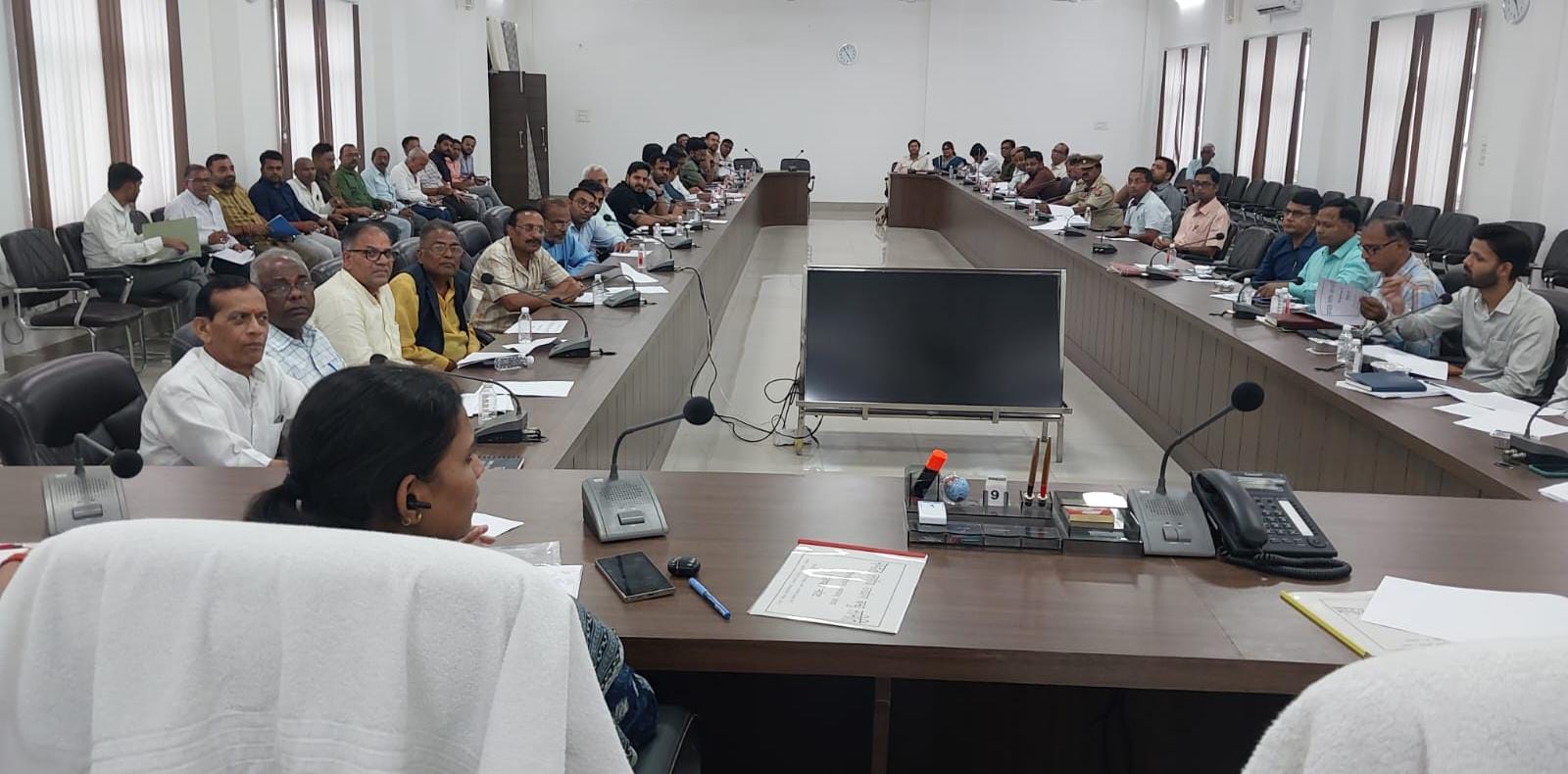 डीएम की बैठक में अफसरों की बोलती बंद: कहा 'समस्याएं नहीं सुलझीं तो कुर्सी छोड़ो' !