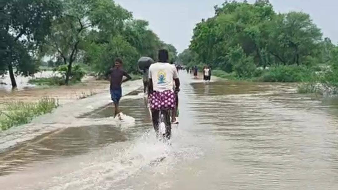 बांदा में 'डबल बाढ़' का कहर : 'केन-यमुना' के उफान ने डराया, 28 गांव का संपर्क टूटा
