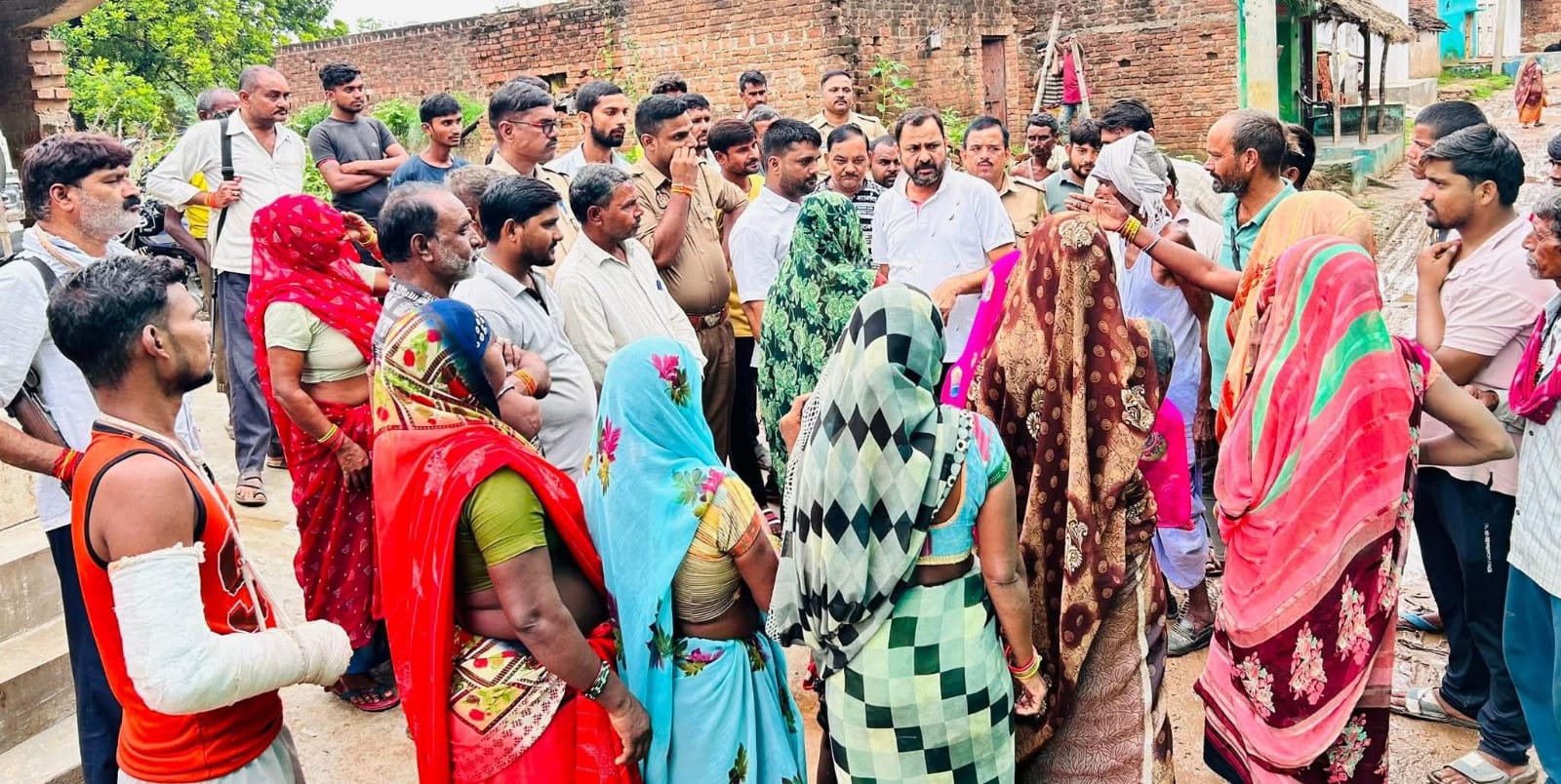 विधायक प्रकाश का 'जनसंपर्क' बना मिशाल: ग्रामीणों से संवाद और 'तत्काल समाधान'