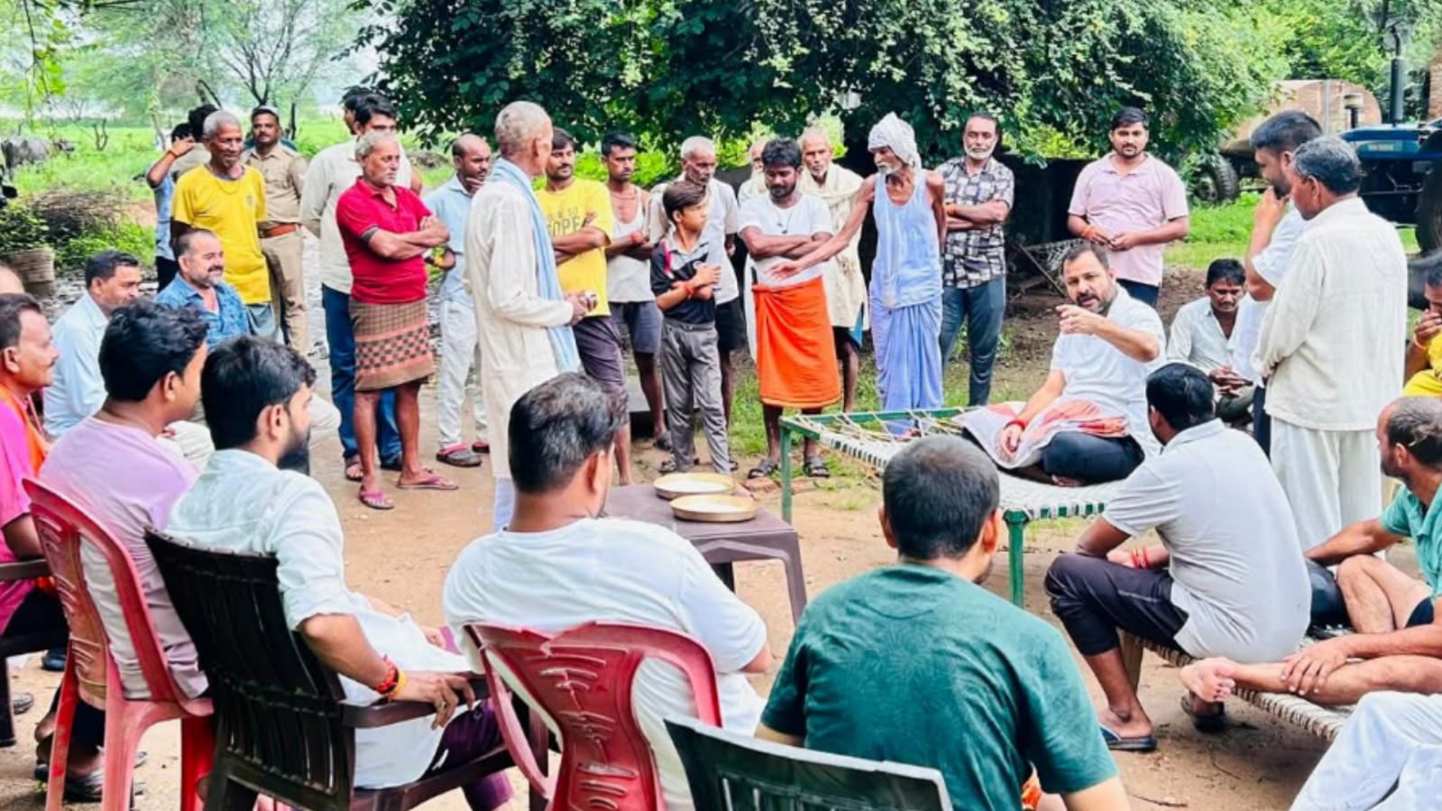 विधायक प्रकाश का 'जनसंपर्क' बना मिशाल: ग्रामीणों से संवाद और 'तत्काल समाधान'