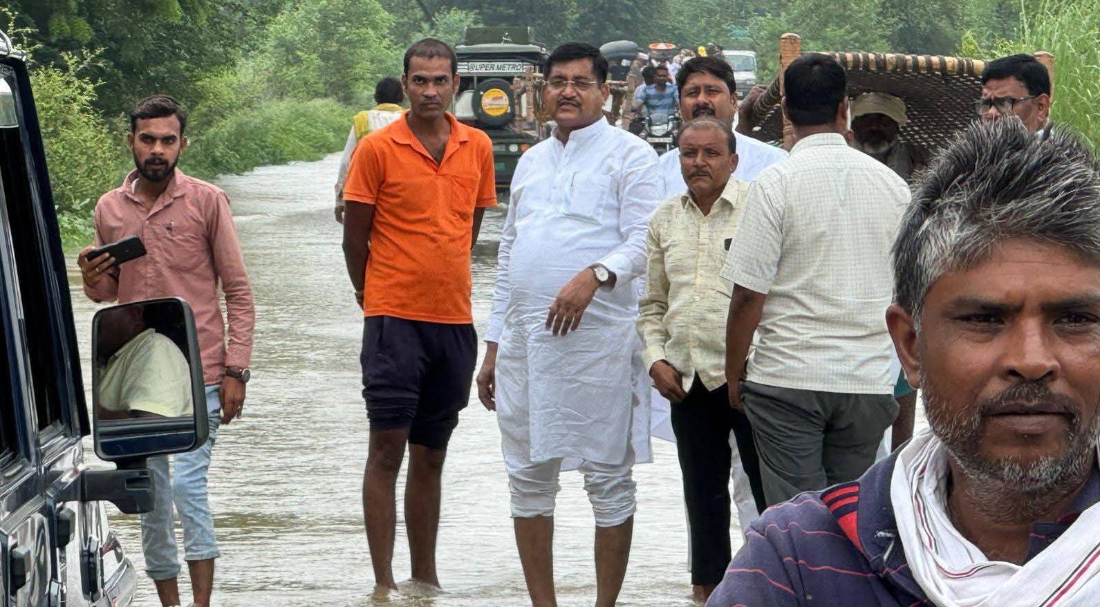 मंत्री रामकेश की बाढ़ त्रासदी पर पर पैनी नज़र: खुद संभाला मोर्चा,अफसरों को सख्त निर्देश
