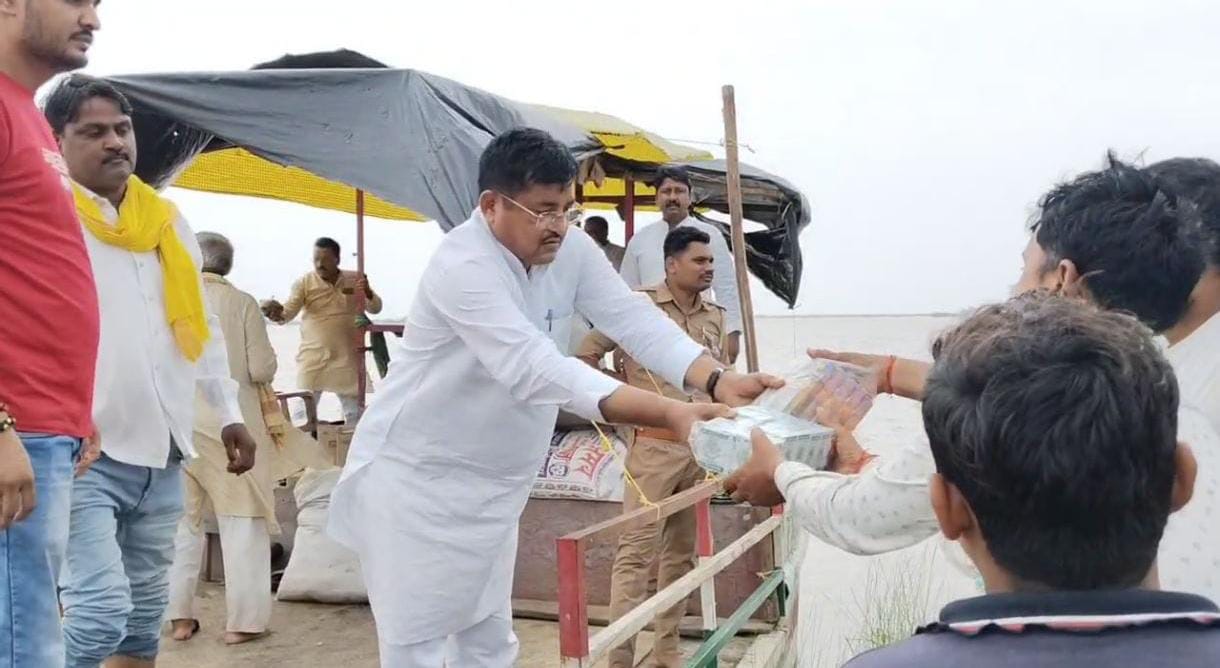 मंत्री रामकेश ने संभाली 'राहत मोर्चे' की कमान: यमुना-केन के जलप्रलय से जूझ रहा बांदा