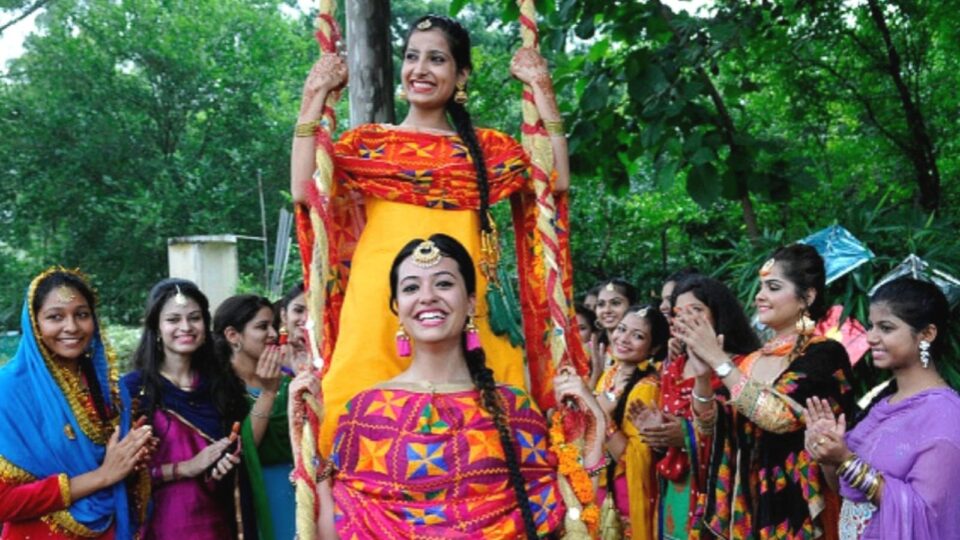 बुंदेलखंड की 'लोकपरंपराएं' हुई विलुप्त: सावन के गीत खामोश, झूले की डाली अब 'बंजर'