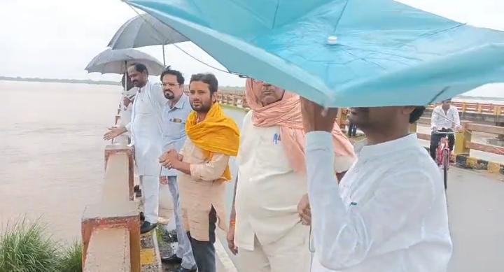 यमुना और केन की बाढ़ बनी कहर: कांग्रेस ने संभाली पतवार, बाढ़ पीड़ितों की ली सुध