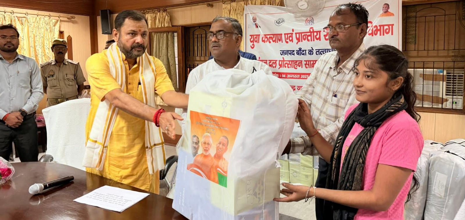 मंत्री और विधायक ने युवाओं को दी 'नई उड़ान': खेल किट के साथ मिली आत्मविश्वास की 'चाबी'
