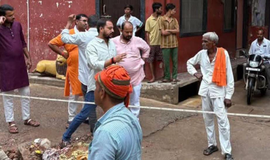 प्रतिनिधि अंकित द्वारा 'महामाई मंदिर' में निर्माण कार्य का निरीक्षण: गुणवत्ता पर 'सख्त' हिदायत