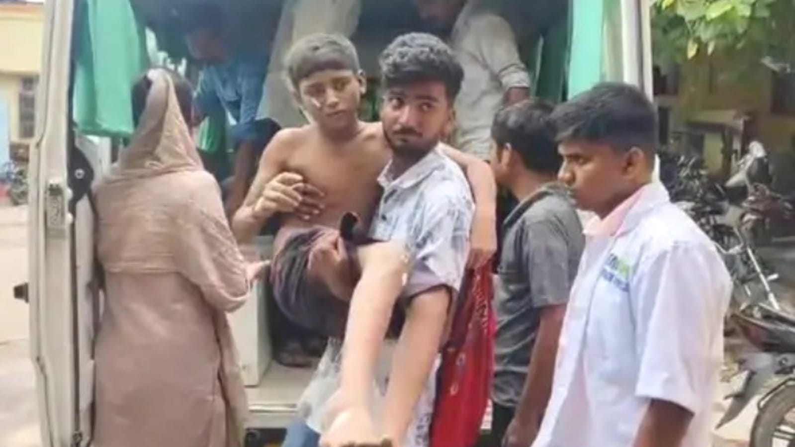 बारिश बनी कहर: 50 साल पुराना मकान गिरा, तीन लोग मलबे में दबे, मची अफरा-तफरी