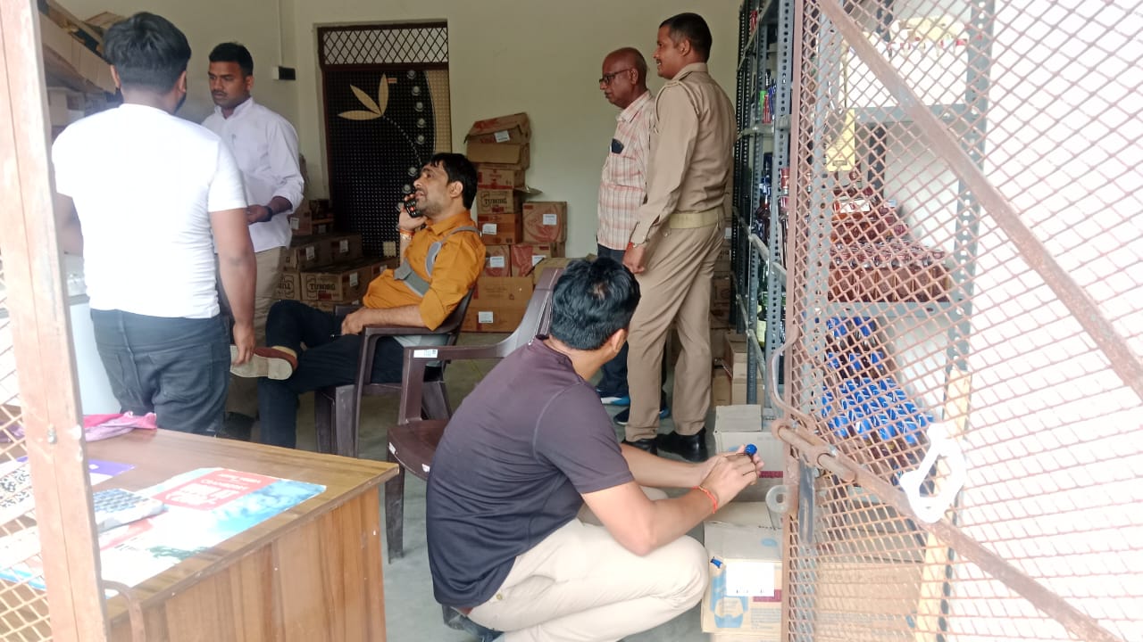 आबकारी अधिकारी धर्मेंद्र का हल्ला बोल एक्शन: शराब कारोबारियों में मचा 'हड़कंप'