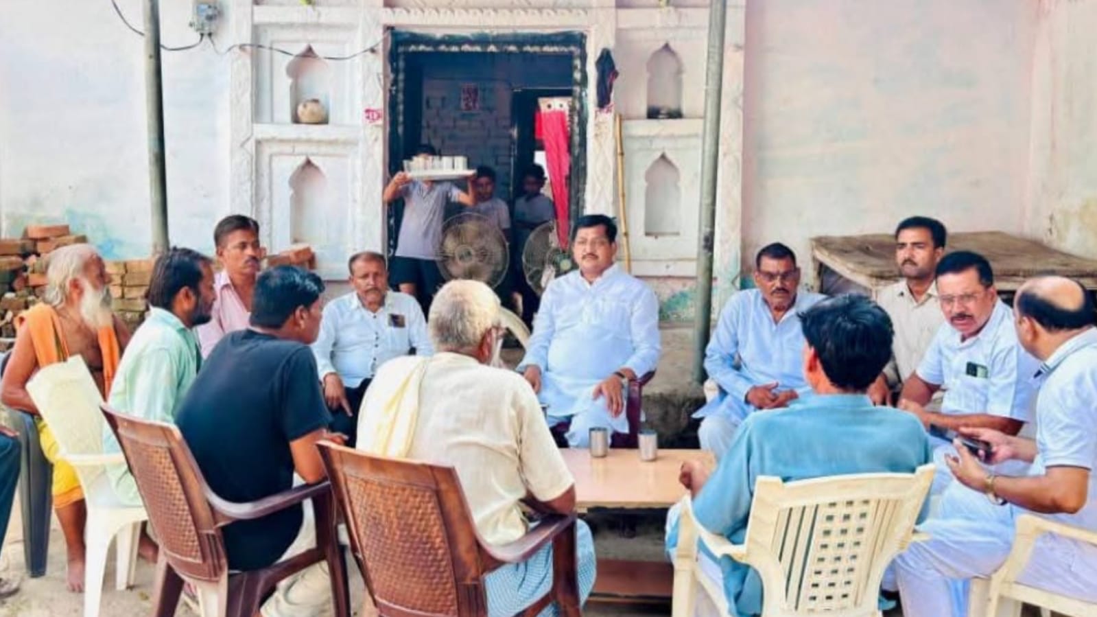 मंत्री रामकेश के बोल ने छुआ दिल: मंत्री नहीं, पुत्र हूँ आपका, जनता से संवाद में हुए 'भावुक'