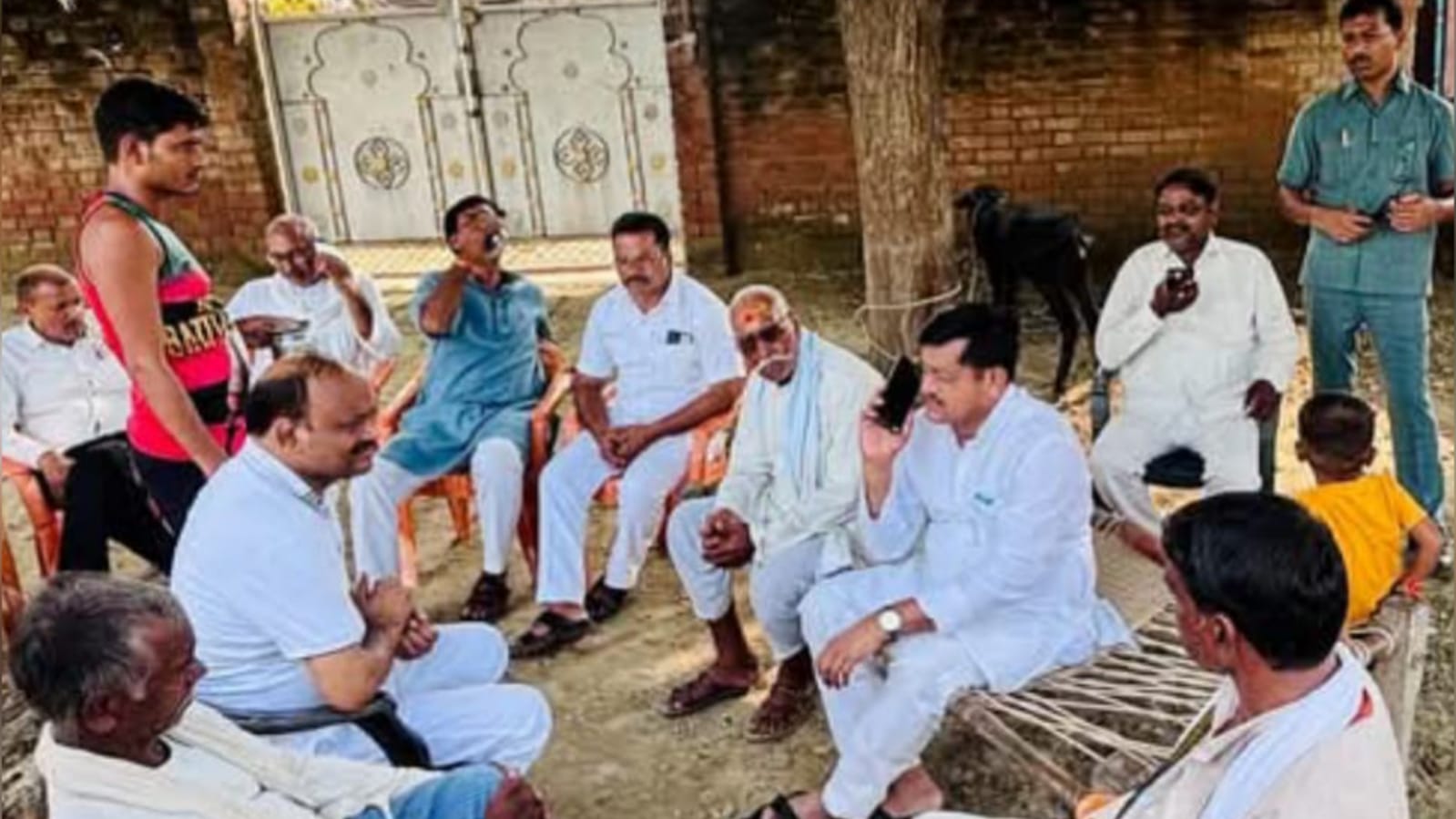 मंत्री रामकेश के बोल ने छुआ दिल: मंत्री नहीं, पुत्र हूँ आपका, जनता से संवाद में हुए 'भावुक'