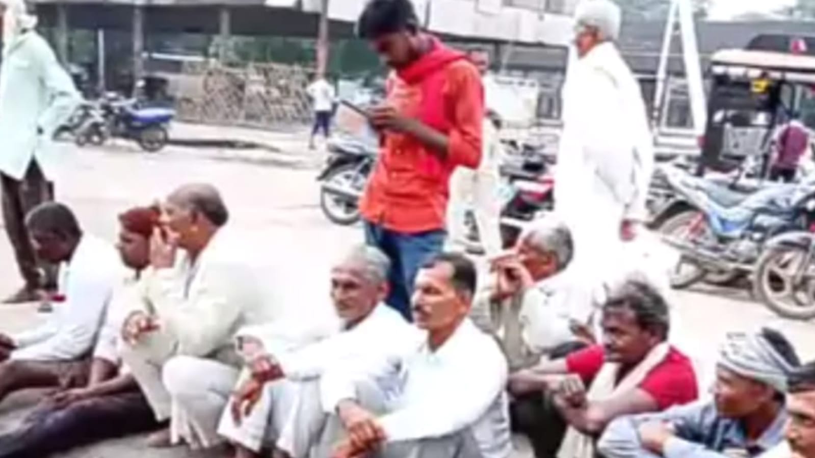 खाद के लिए किसानों का 'फूटा आक्रोश', मंडी समिति के बाहर लगाया जाम, ब्लैक और धांधली के आरोप
