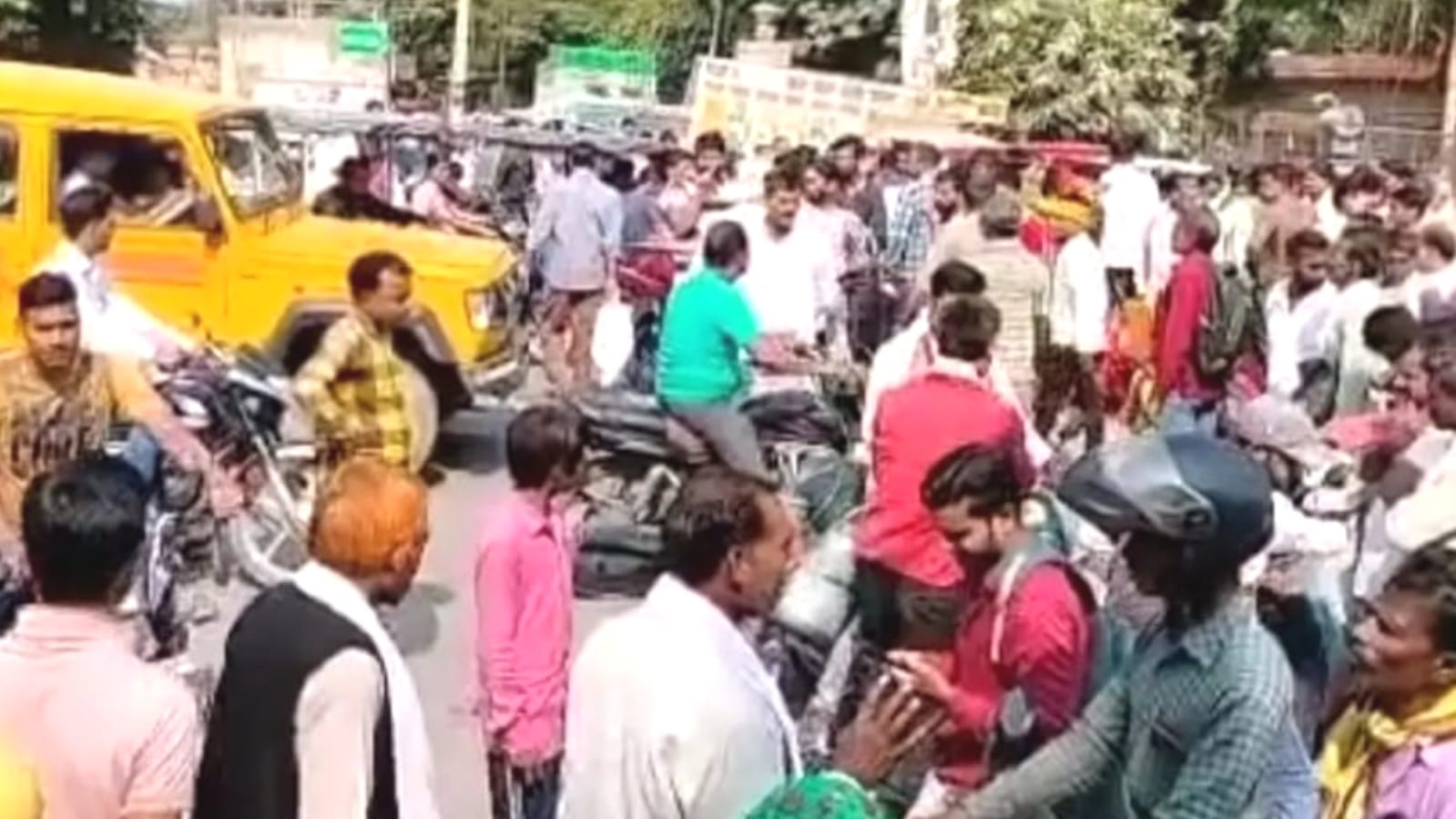 खाद के लिए किसानों का 'फूटा आक्रोश', मंडी समिति के बाहर लगाया जाम, ब्लैक और धांधली के आरोप
