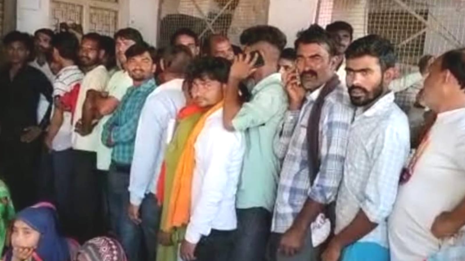 खाद के लिए किसानों का 'फूटा आक्रोश', मंडी समिति के बाहर लगाया जाम, ब्लैक और धांधली के आरोप