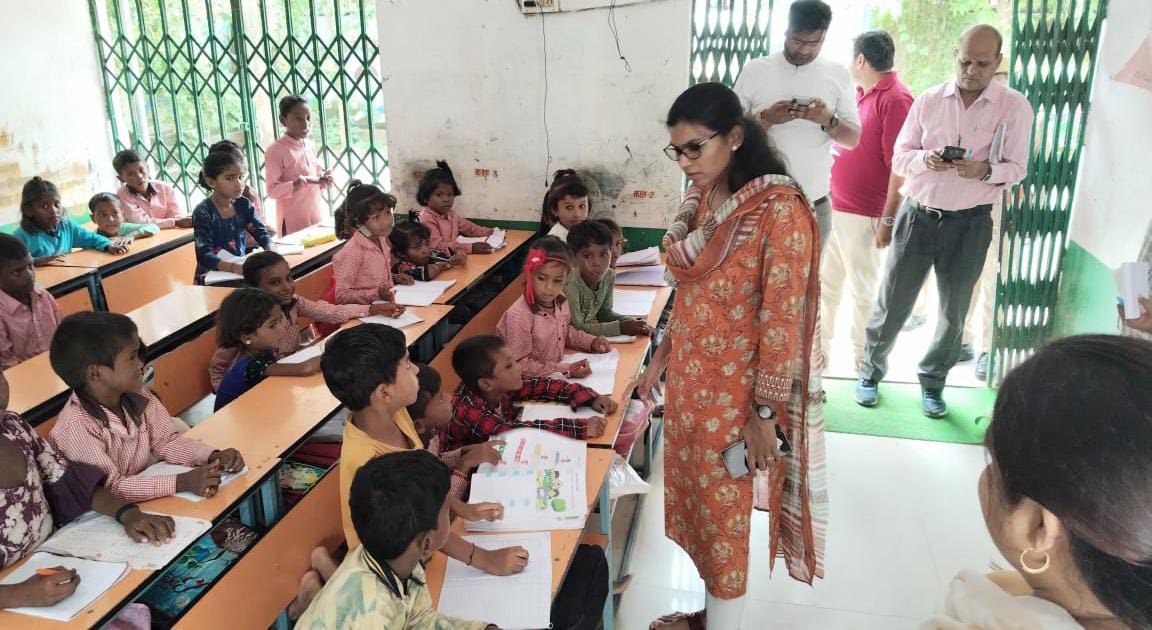 लिख लोढ़ा पढ़ पत्थर बनी बेसिक शिक्षा: डीएम के निरीक्षण में 'उजागर' हुई बदहाल व्यवस्था