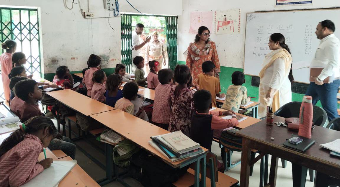 लिख लोढ़ा पढ़ पत्थर बनी बेसिक शिक्षा: डीएम के निरीक्षण में 'उजागर' हुई बदहाल व्यवस्था