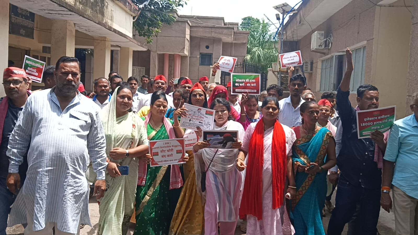 सपा का हल्ला बोल: मतदाता सूची 'घोटाले' का फोड़ा बम, कहा- लोकतंत्र पर कुठाराघात