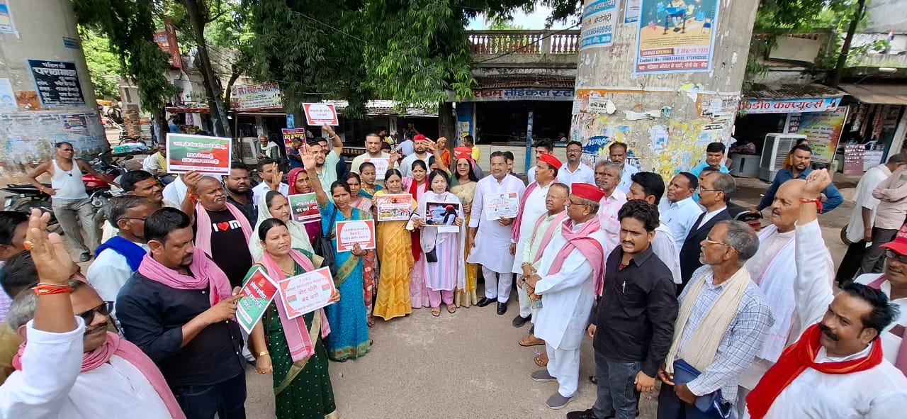 सपा का हल्ला बोल: मतदाता सूची 'घोटाले' का फोड़ा बम, कहा- लोकतंत्र पर कुठाराघात