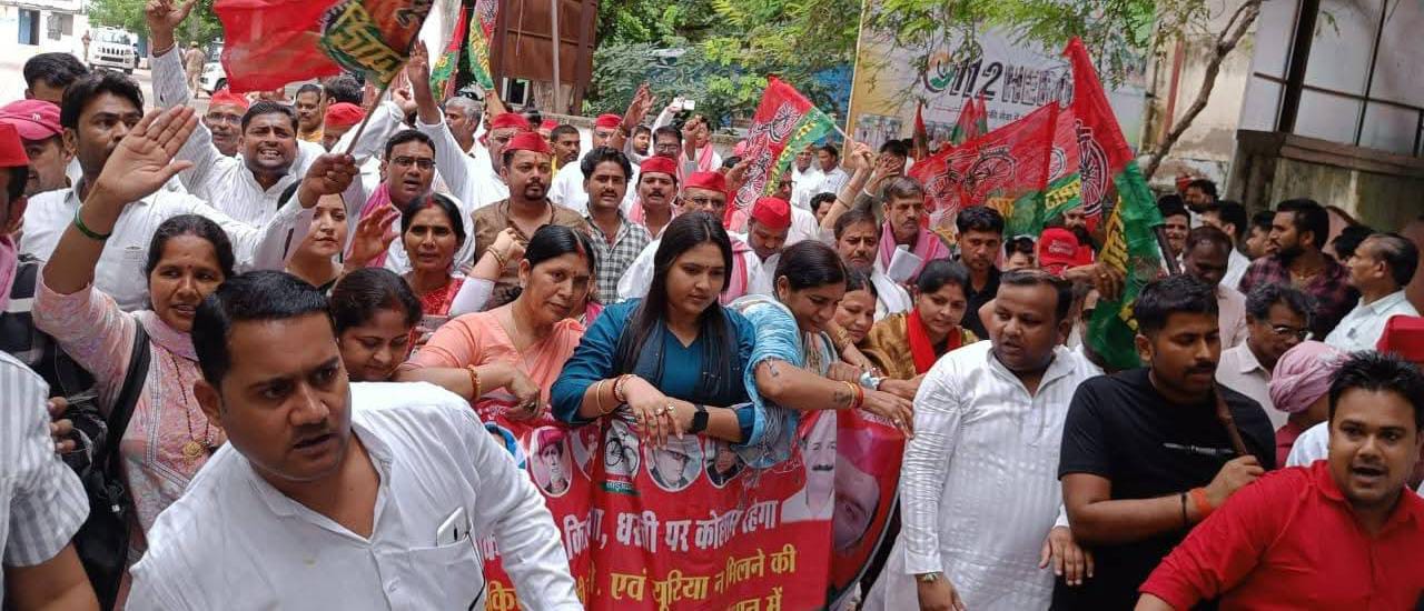 खाद किल्लत पर सपा का हल्ला बोल: किसान लाइन में, कालाबाजारी चरम पर