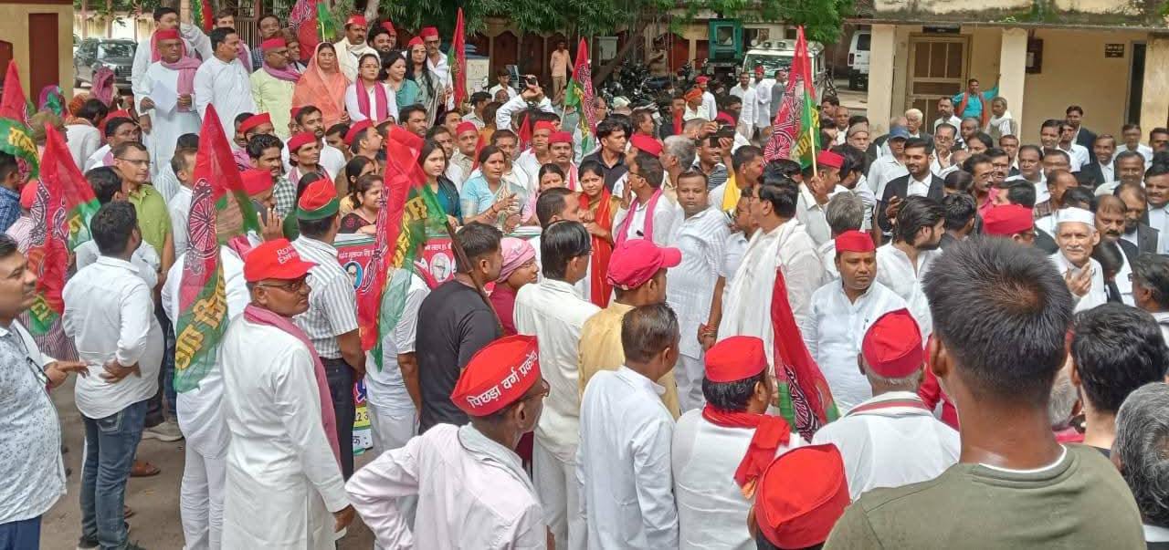 खाद किल्लत पर सपा का हल्ला बोल: किसान लाइन में, कालाबाजारी चरम पर
