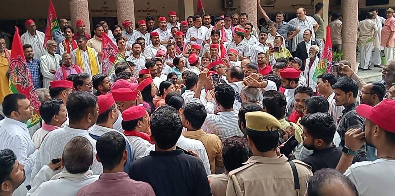 खाद किल्लत पर सपा का हल्ला बोल: किसान लाइन में, कालाबाजारी चरम पर