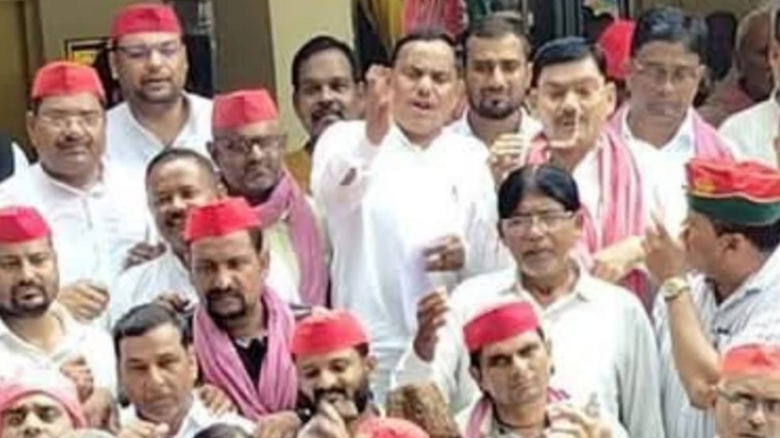 खाद किल्लत पर सपा का हल्ला बोल: किसान लाइन में, कालाबाजारी चरम पर