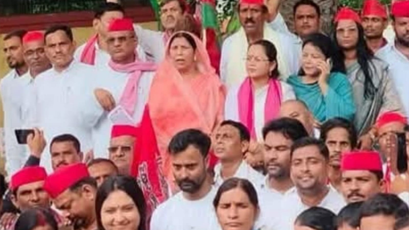 खाद किल्लत पर सपा का हल्ला बोल: किसान लाइन में, कालाबाजारी चरम पर