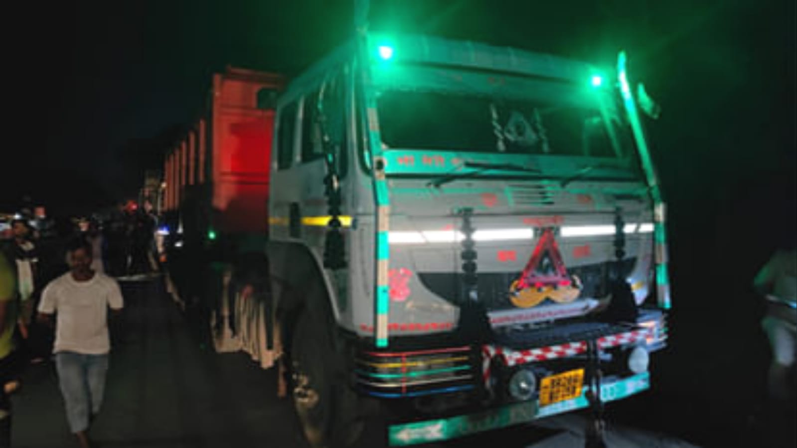 मौत का हाइवे: ट्रेलर से कुचलकर 300 मीटर तक घिसटता रहा शव, सड़क पर बिखरे अंग