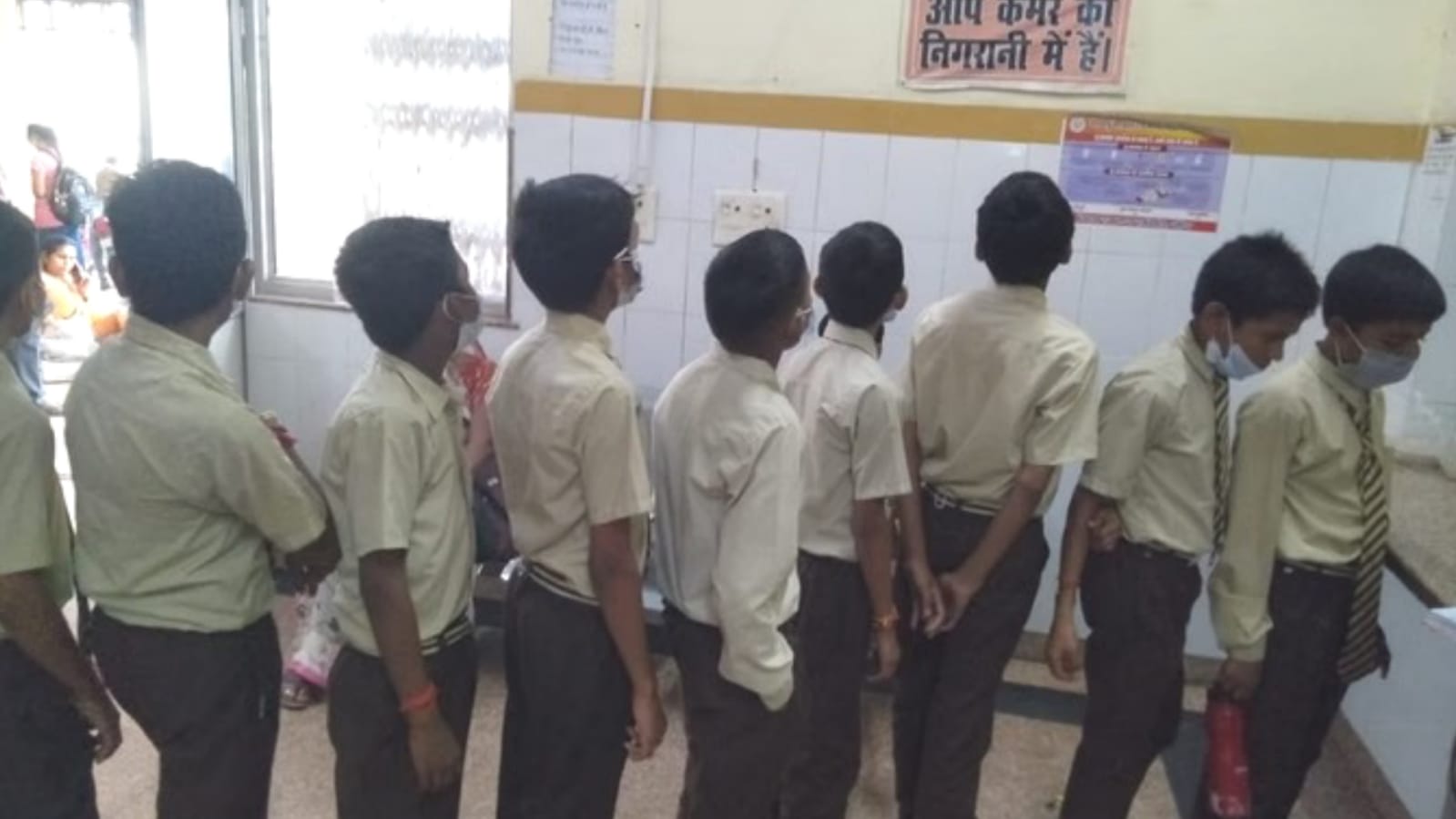 छत्तीस बच्चों की तबीयत बिगड़ने से हड़कंप: विद्यालय में लापरवाही की खुली पोल