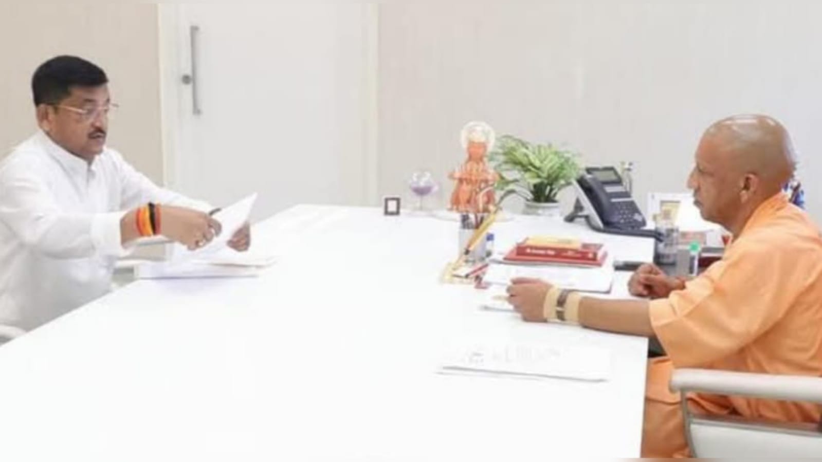 मंत्री रामकेश बनाम संजय : भाजपा में निषाद वोटों की नई जंग, योगी के भरोसेमंद मंत्री का बढ़ेगा 'कद' ?