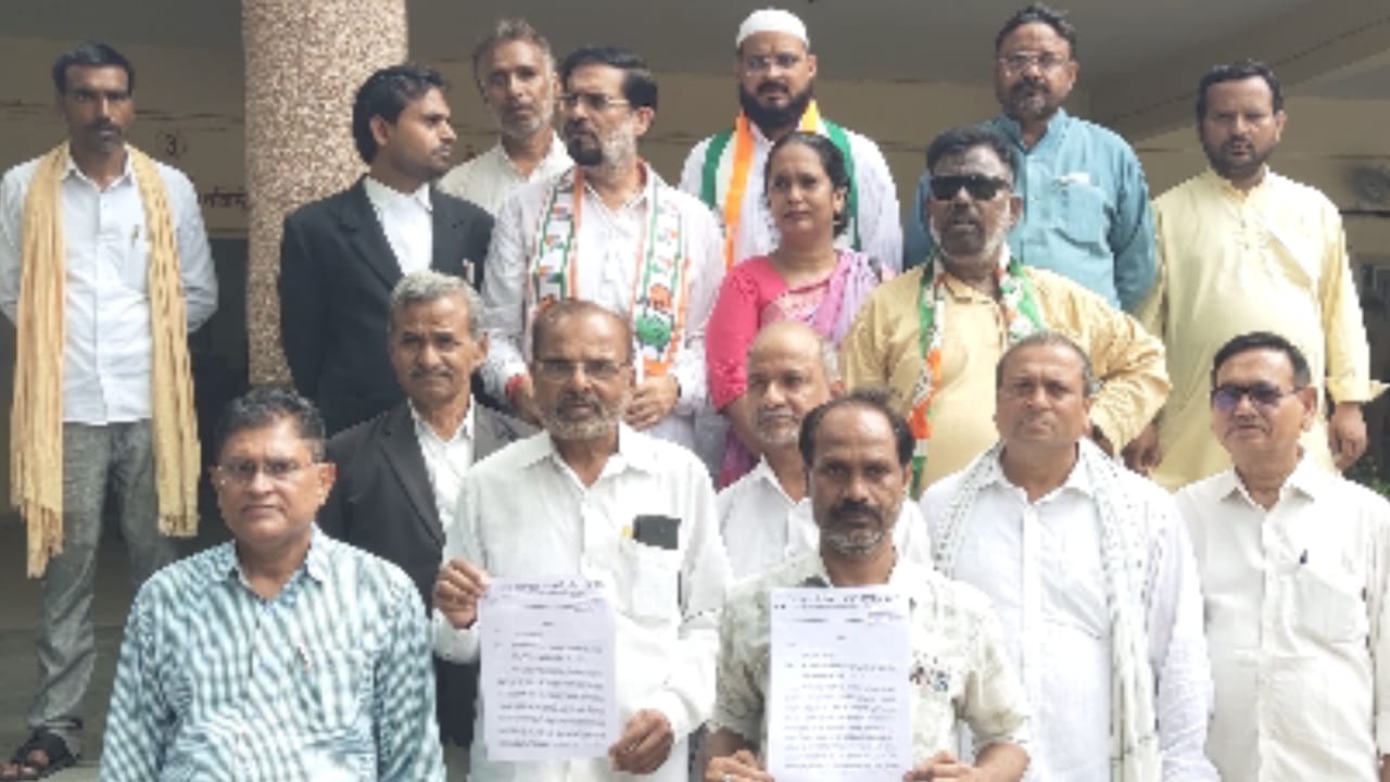 कांग्रेस का बागेश्वर धाम पर बड़ा वार: अंधविश्वास और ज़मीन कब्ज़ों पर उठी जांच की मांग