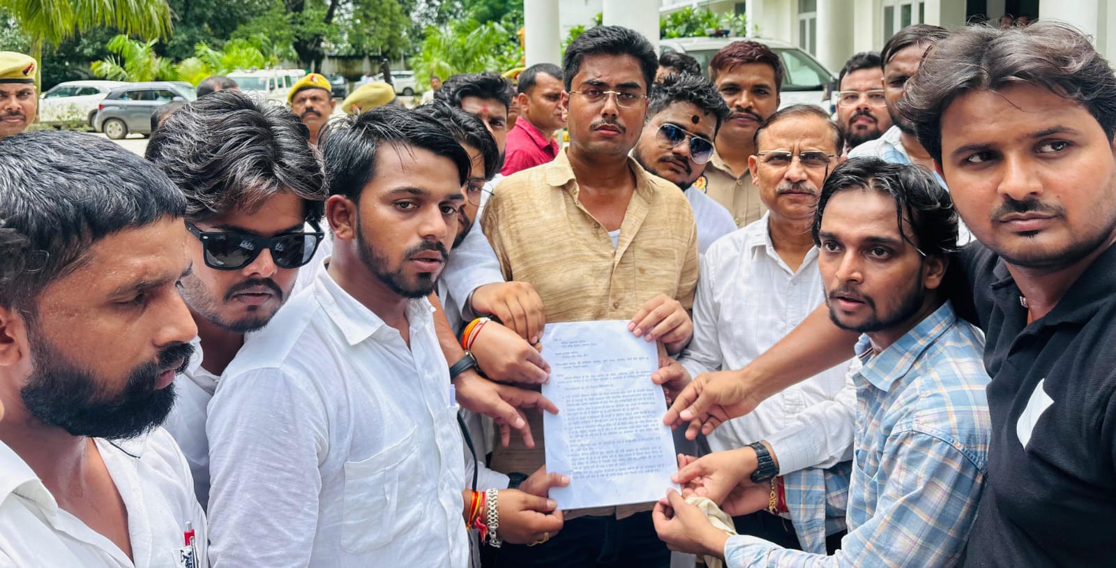 छात्र आक्रोश ने 'हिलाया' प्रशासन: भ्रष्टाचार, बेरोज़गारी व छात्रसंघ चुनाव पर 'गरजी' आवाज़