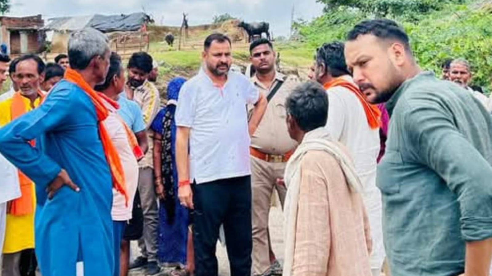 विधायक प्रकाश में 'जनसेवा की दिव्य शक्ति' : खेतों की चौपाल से जनता के 'दिलों' में छाए