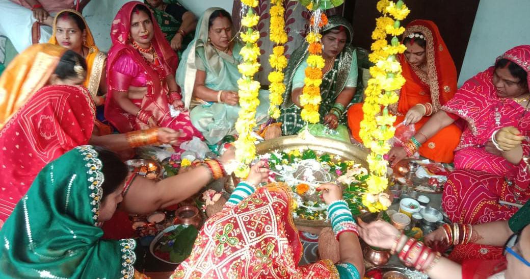 गंगा मैया में जब तक पानी रहे मेरे 'सजना' तेरी जिंदगानी रहे: सुहागिनों ने मांगी पतियों की लंबी उम्र