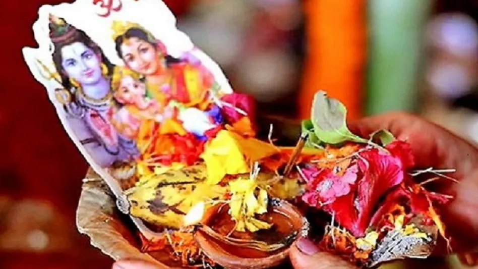 गंगा मैया में जब तक पानी रहे मेरे 'सजना' तेरी जिंदगानी रहे: सुहागिनों ने मांगी पतियों की लंबी उम्र