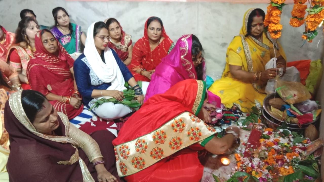 गंगा मैया में जब तक पानी रहे मेरे 'सजना' तेरी जिंदगानी रहे: सुहागिनों ने मांगी पतियों की लंबी उम्र