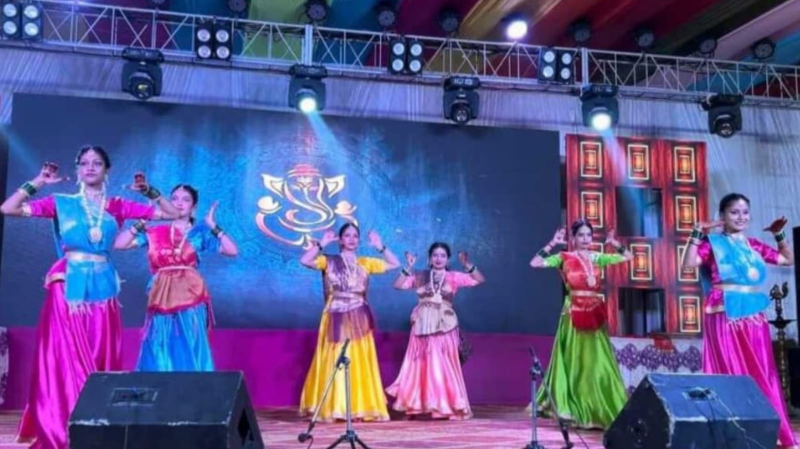 गणेश महोत्सव का भव्य आगाज़: जयकारों से गूंजा बांदा, भक्ति और संस्कृति का दिखा संगम