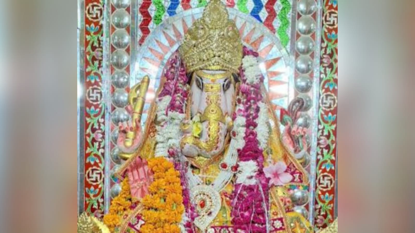 गणेश महोत्सव का भव्य आगाज़: जयकारों से गूंजा बांदा, भक्ति और संस्कृति का दिखा संगम