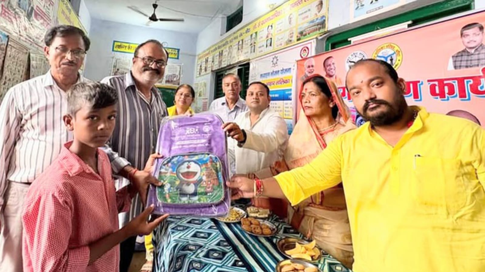 अध्यक्ष मालती ने बच्चों को 'बैग वितरण' कर जीता 'दिल': राजनीति से ऊपर दिखा मानवीय चेहरा
