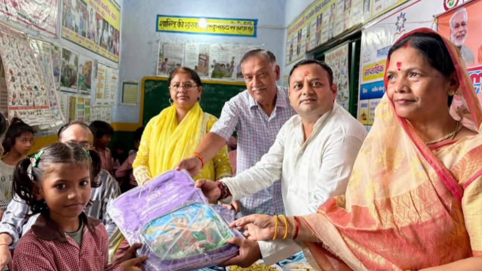 अध्यक्ष मालती ने बच्चों को 'बैग वितरण' कर जीता 'दिल': राजनीति से ऊपर दिखा मानवीय चेहरा
